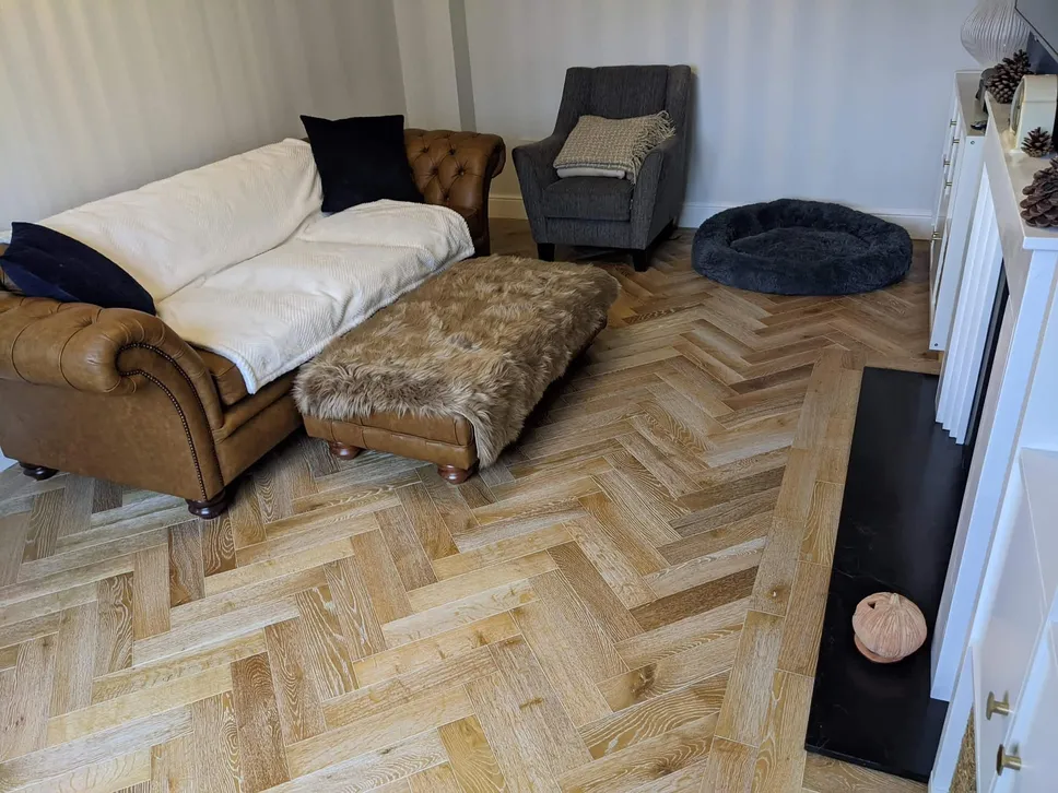 Eglutės rašto parketas su klasikiniais baldais