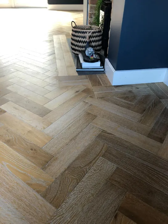 Eglutės rašto ąžuolo parketas prie tamsiai mėlynos sienos