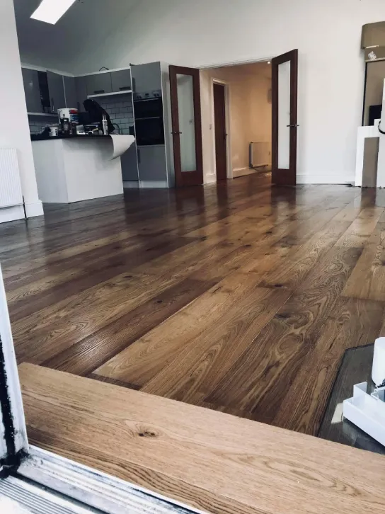 Tamsaus ąžuolo grindys atviroje erdvėje
