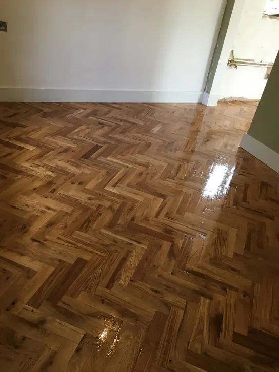 Lakuotas eglutės rašto parketas