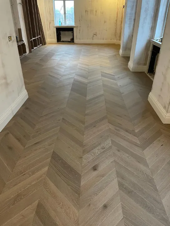 Chevron rašto parketas dienos šviesoje